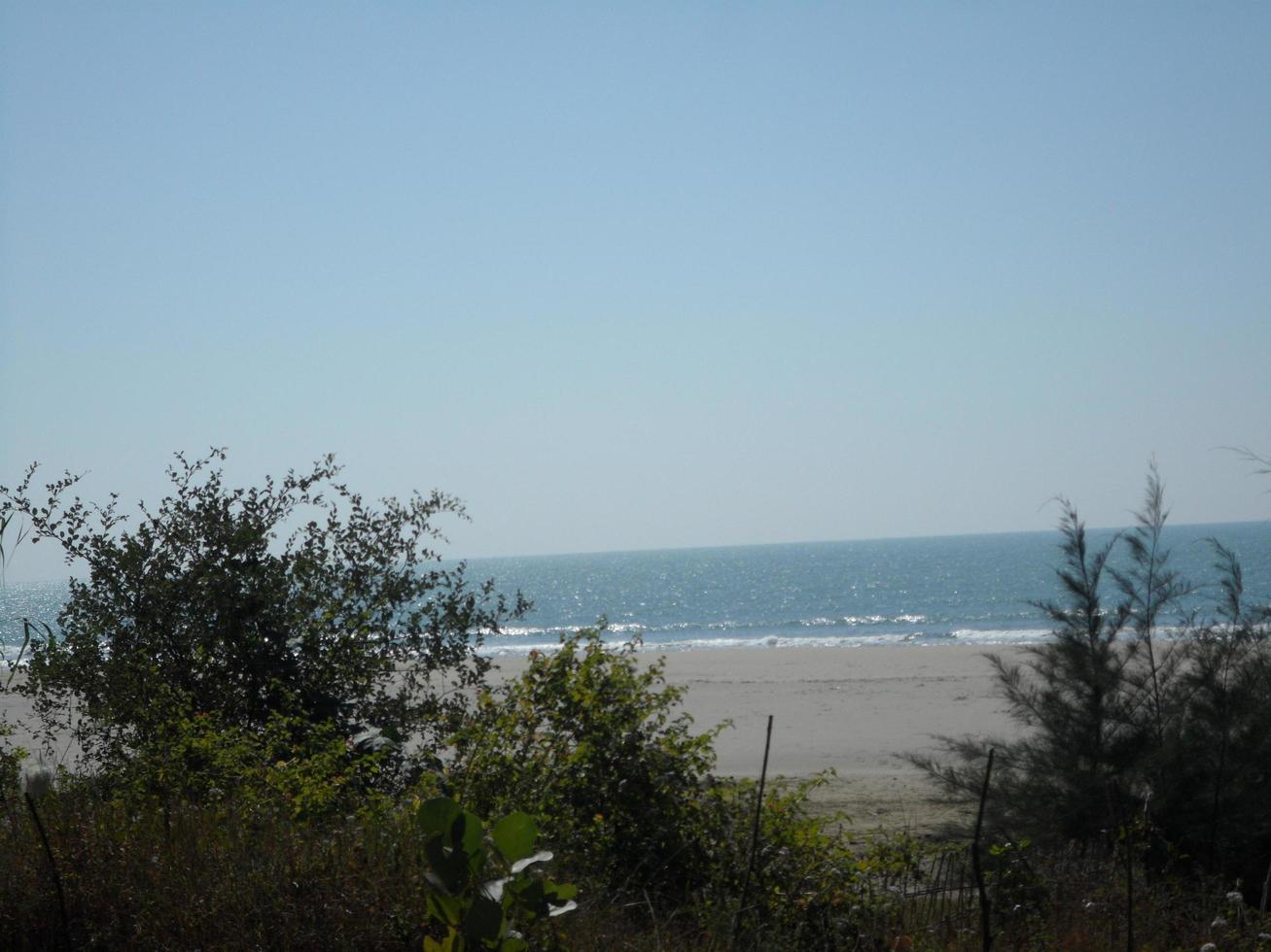 foto de un soleado día ver de un hermosa tropical playa y mar en un soleado día en de cox bazar, bangladesh viaje y vacaciones.