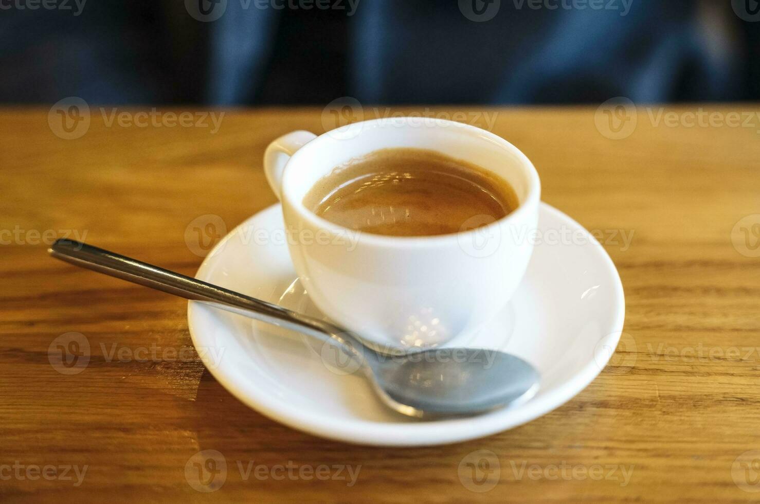 un blanco taza de café en un de madera mesa foto
