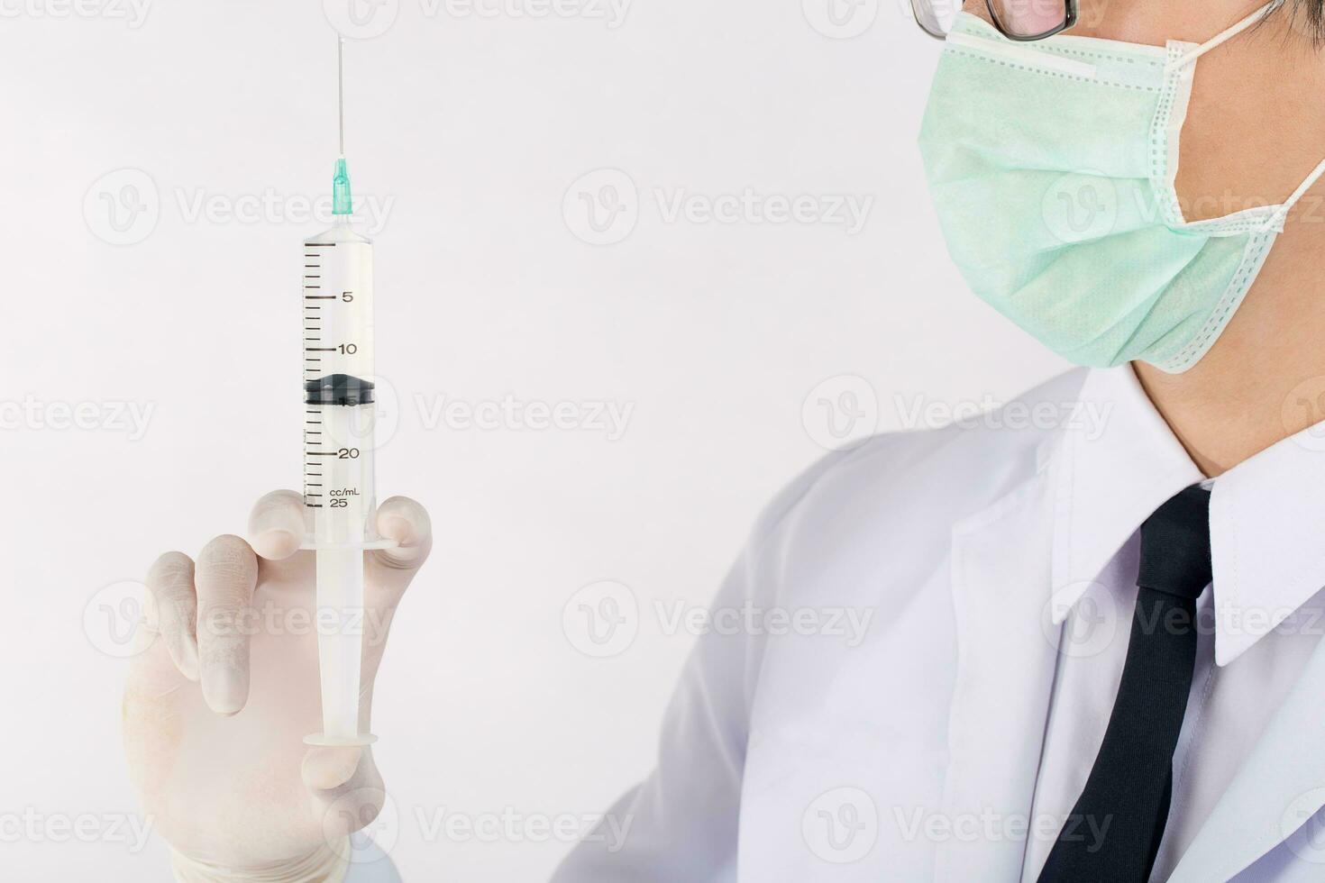 médico participación médico inyección jeringuilla con salina solución. foto