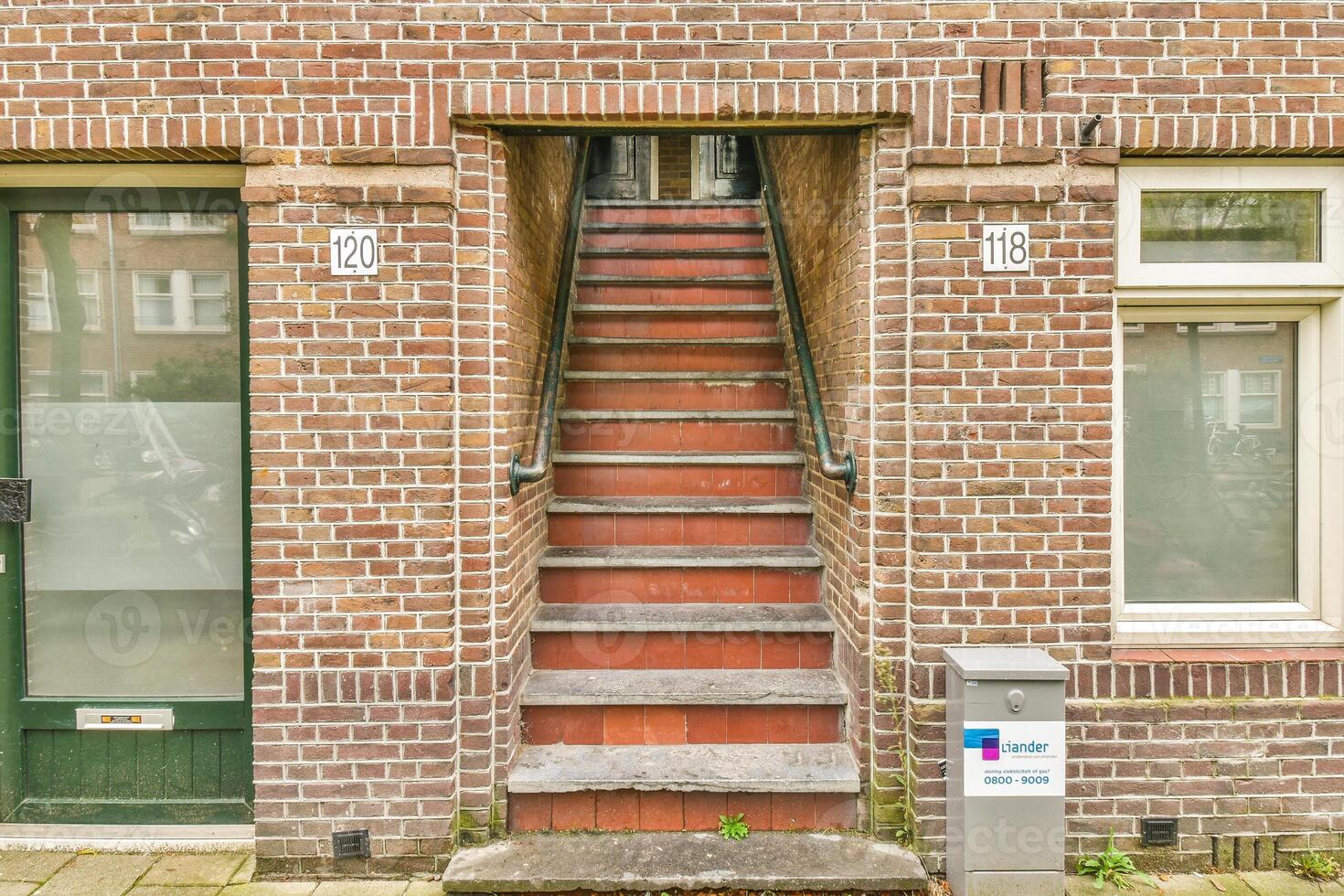 un ladrillo edificio con un puerta y escalera foto