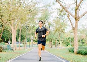 hombre asiático sano corriendo foto