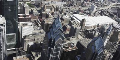 Colpo di drone aereo 4 k di edifici liberty place a philadelphia video