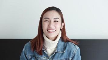 femme souriante et agitant video