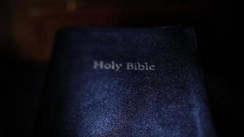 dolly loin de la sainte bible video