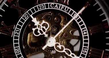 estrema ravvicinata di un orologio da tasca con bellissime lancette e macchinari esposti in arrivo un minuto e sette secondi in un lasso di tempo 4K video