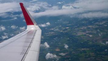 ala de un avión volando por encima de las nubes desde la ventana video