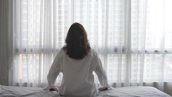 vue postérieure, de, jeune femme, étirage, quoique, debout video