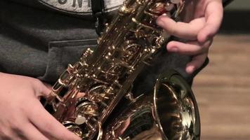 músico toca saxofone de ouro video
