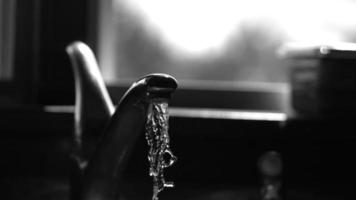 eau coulant d'un robinet en ultra-lent mouvement (1500 pieds par seconde) sur une surface réfléchissante - robinet d'eau 015 video