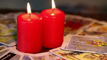 candele e carte dei tarocchi video