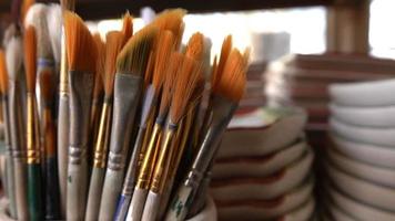 pincéis de pintura em oficina de cerâmica video