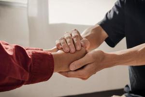 pareja cristiana tomados de la mano orando juntos foto