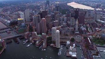 luchtfoto van boston, massachusetts in de schemering video