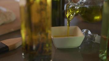 l'huile d'olive est versée dans le plat video