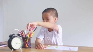 um menino sentado e pintando video