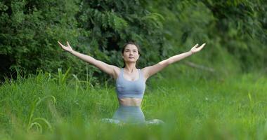 fille faisant du yoga méditation et position de l'arbre à l'extérieur video