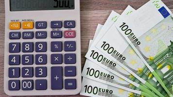 100 billets en euros avec calculatrice video