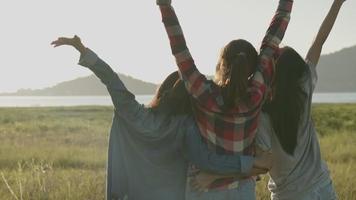 mulheres asiáticas se divertindo juntas na viagem de verão video