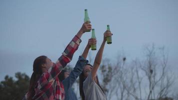 mulheres asiáticas comemoram entre amigos, acampando e bebendo cerveja video