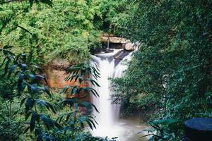 Haew suwat cascada en el parque nacional Khao Yai en Tailandia foto