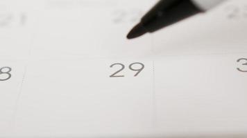 Nahaufnahme, neunundzwanzig Datum Kreis schwarzer Tinte Stift. auf dem weißen Kalender. video