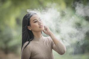 retrato, de, belleza, mujer joven, sentado, en el parque foto