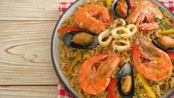 zeevruchtenpaella met garnalen, venusschelpen, mosselen op saffraanrijst - Spaanse voedselstijl video