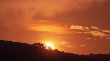 bel sole grande e chiaro all'alba o al tramonto. video