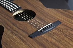 primer plano de guitarra acústica sobre un hermoso fondo de color, el concepto de instrumentos de cuerda foto