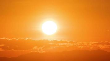 bello grande sole chiaro all'alba o al tramonto, nuvola e cielo paesaggio della natura scence. video