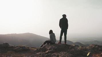zoom cinemático en la vista la pareja disfruta del panorama juntos en la naturaleza al aire libre. concepto de unión de viajes de estilo de vida. video