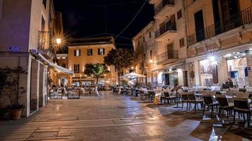 timelapse video van de nacht Spaanse stad in Mallorca. mensen die rondlopen en genieten van een warme avondnacht.
