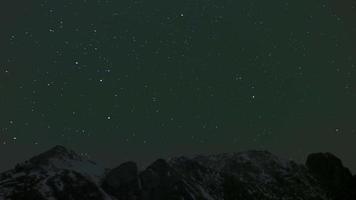 8k stelle sopra le montagne nel cielo notturno video