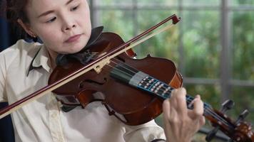 mulher adulta tocando violino video