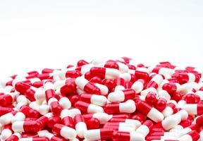 enfoque selectivo de las píldoras de cápsulas antibióticas sobre fondo borroso con espacio de copia. concepto de resistencia a los medicamentos. uso de medicamentos antibióticos con un concepto de salud razonable y global. foto