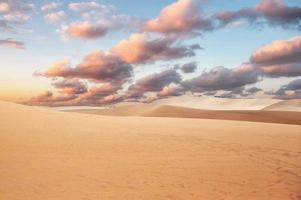 duna de arena con nubes coloridas en el cielo en el desierto foto