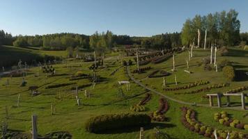 parco delle sculture della collina di cristo re, aglona, lettonia un bellissimo parco naturale fatto di sculture in legno in onore di dio. video