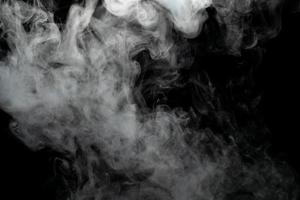 polvo abstracto o humo aislado sobre fondo negro foto