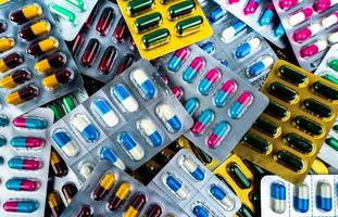 pila de vista superior de píldoras de cápsula antibiótica en blister. interacciones con la drogas. industria farmacéutica. producción de drogas concepto de resistencia a los antibióticos. producto de farmacia. fármaco antimicrobiano. foto