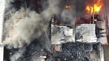 vista aerea vigile del fuoco spruzzare acqua alla combustione video