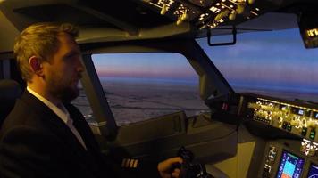 pilota di aereo passeggeri al lavoro. si avvicina video