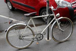 puestos de bicicletas en la calle en una gran ciudad foto