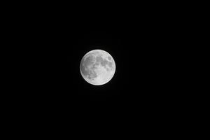 luna llena en la noche oscura foto