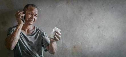 los traficantes de drogas usan el teléfono para contactar al cliente, el tráfico de drogas, el crimen, la adicción y la venta, el espacio de copia, el concepto de compra y venta de drogas. foto