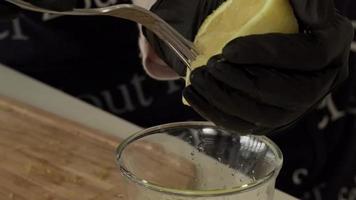 couper des citrons à bord en gros plan. agrumes, faire du jus frais ou des cocktails tropicaux. video