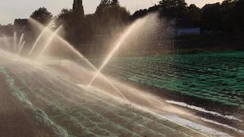 agricolo irrigazione sistema è necessario dovuto per caldo estate e siccità causato di clima modificare minaccia agricoltura e agricoltura industria con asciutto tempo metereologico e no pioggia gonfiare Ritaglia prezzi raccogliere video