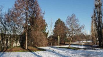 parque urbano de invierno con central eléctrica video