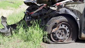 voiture après un accident sur le bord de la route. choc frontal et latéral. assurance-vie. un accident sans possibilité de guérison. dommages après un accident. ukraine, irpin - 12 mai 2022. video