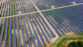 antenn se av sol- kraft växt på grön fält. sol- paneler systemet för sol- kraft generation. grön energi för hållbar utveckling till förhindra klimat förändra och global uppvärmningen till skydda jorden. video