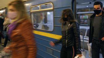 un' cavalcata su il metropolitana durante un' pandemia video